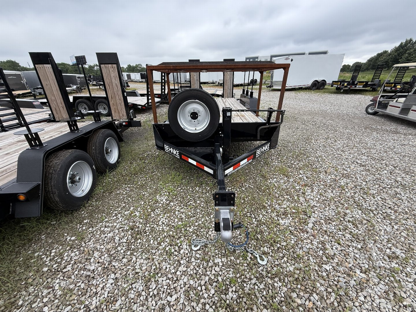 Used "NEVER USED" <br />
Plus it has the extra bucket rack welded to front raised up<br />
<br />
2023 Behnke CBCT1816E-S Equipment Trailer 83X18 TA WOOD FILLED RAMPS (GVW:12000)