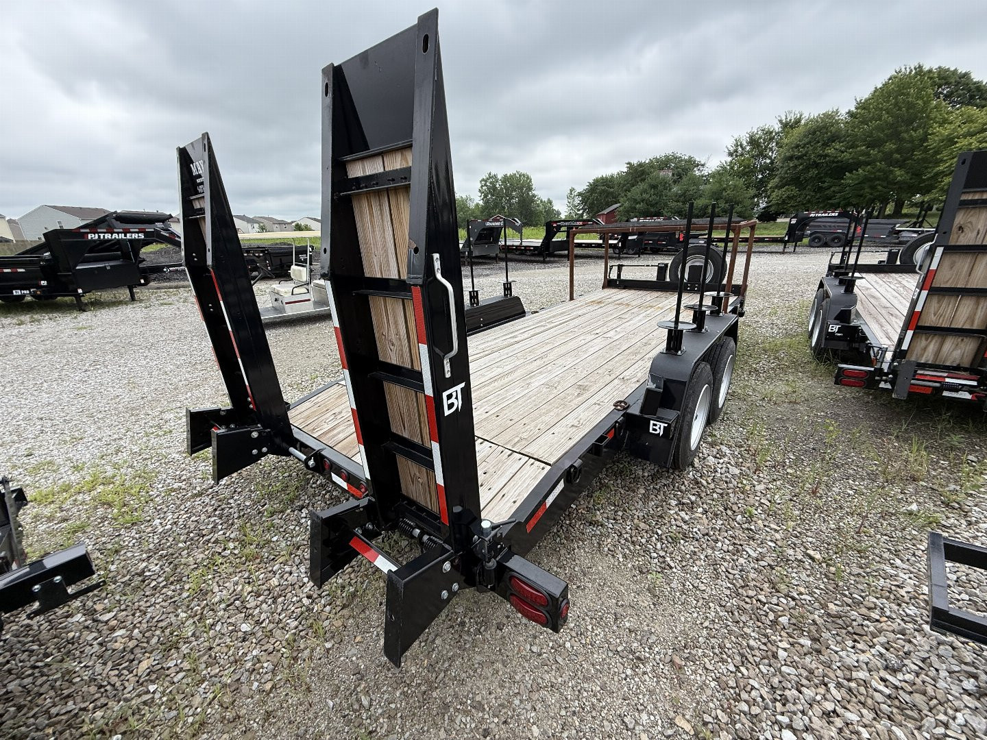 Used "NEVER USED" <br />
Plus it has the extra bucket rack welded to front raised up<br />
<br />
2023 Behnke CBCT1816E-S Equipment Trailer 83X18 TA WOOD FILLED RAMPS (GVW:12000)