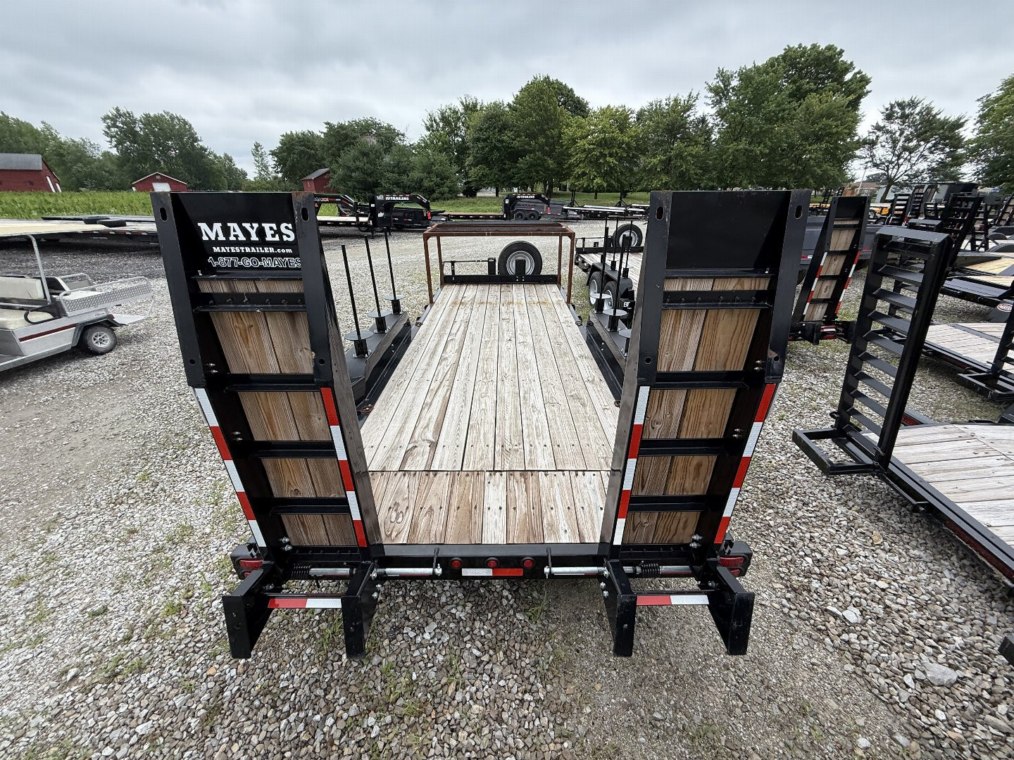 Used "NEVER USED" <br />
Plus it has the extra bucket rack welded to front raised up<br />
<br />
2023 Behnke CBCT1816E-S Equipment Trailer 83X18 TA WOOD FILLED RAMPS (GVW:12000)
