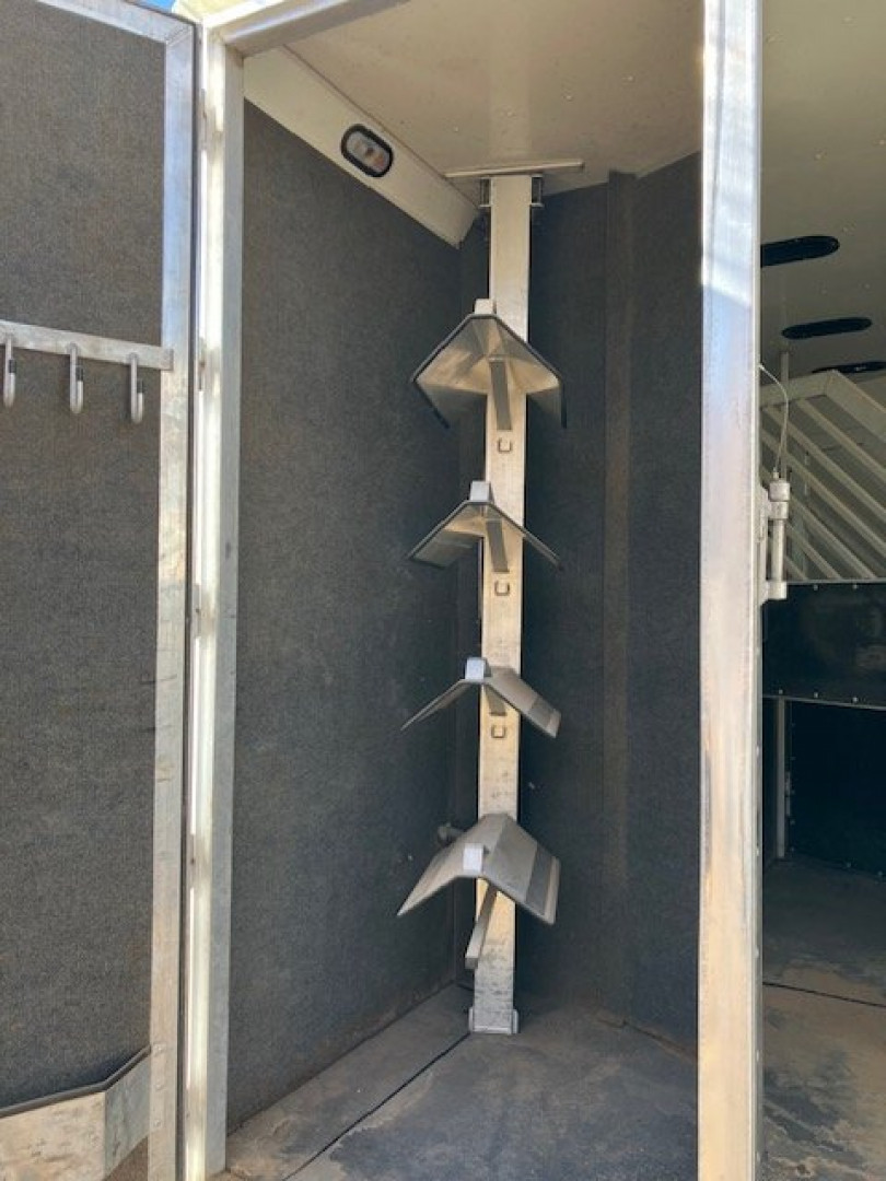 Used 2007 Twister 3 Horse L/Q Horse Trailer