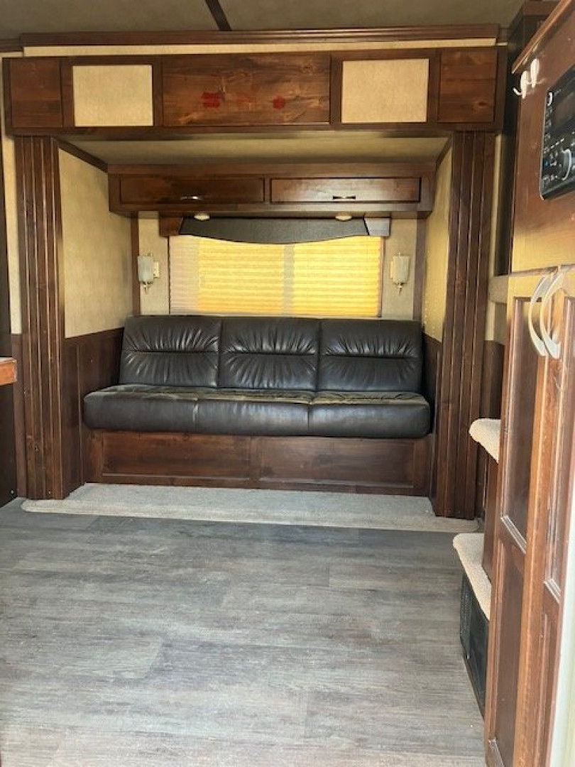 Used 2019 Featherlite 9821- Consignment Horse Trailer