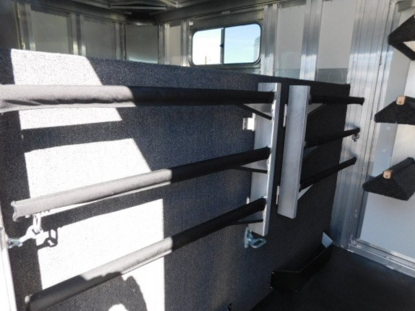 New 2025 Elite Trailers 4H GN Double Door Tack Horse Trailer