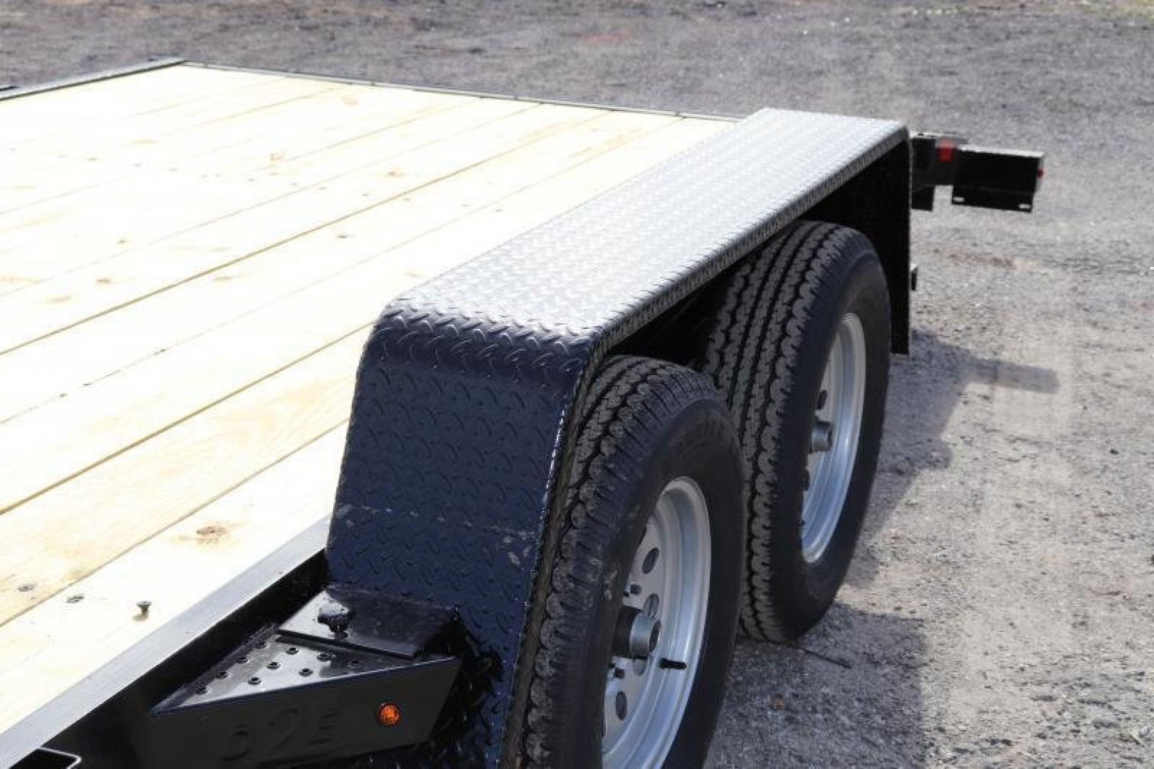 New 202 Down 2 Earth Trailers 82X18 CAR HAULER