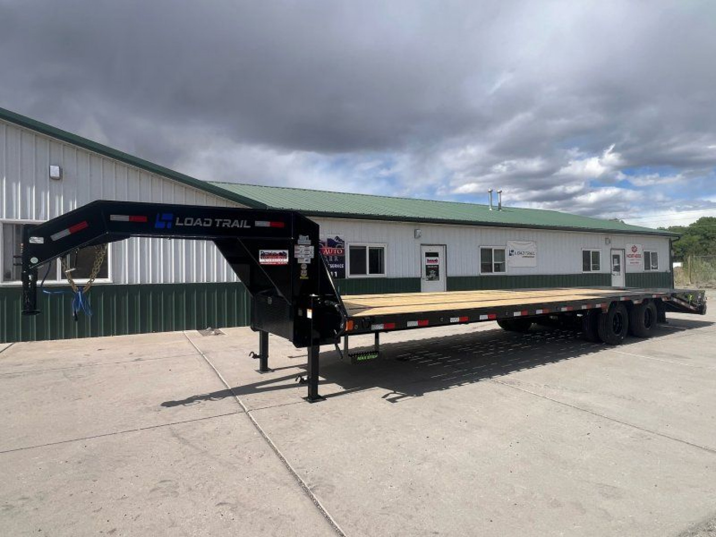 New 2025 Load Trail 102''x32' GN Low-Pro