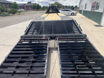 New 2025 Load Trail 102''x30' GN Low-Pro Gooseneck Bodies
