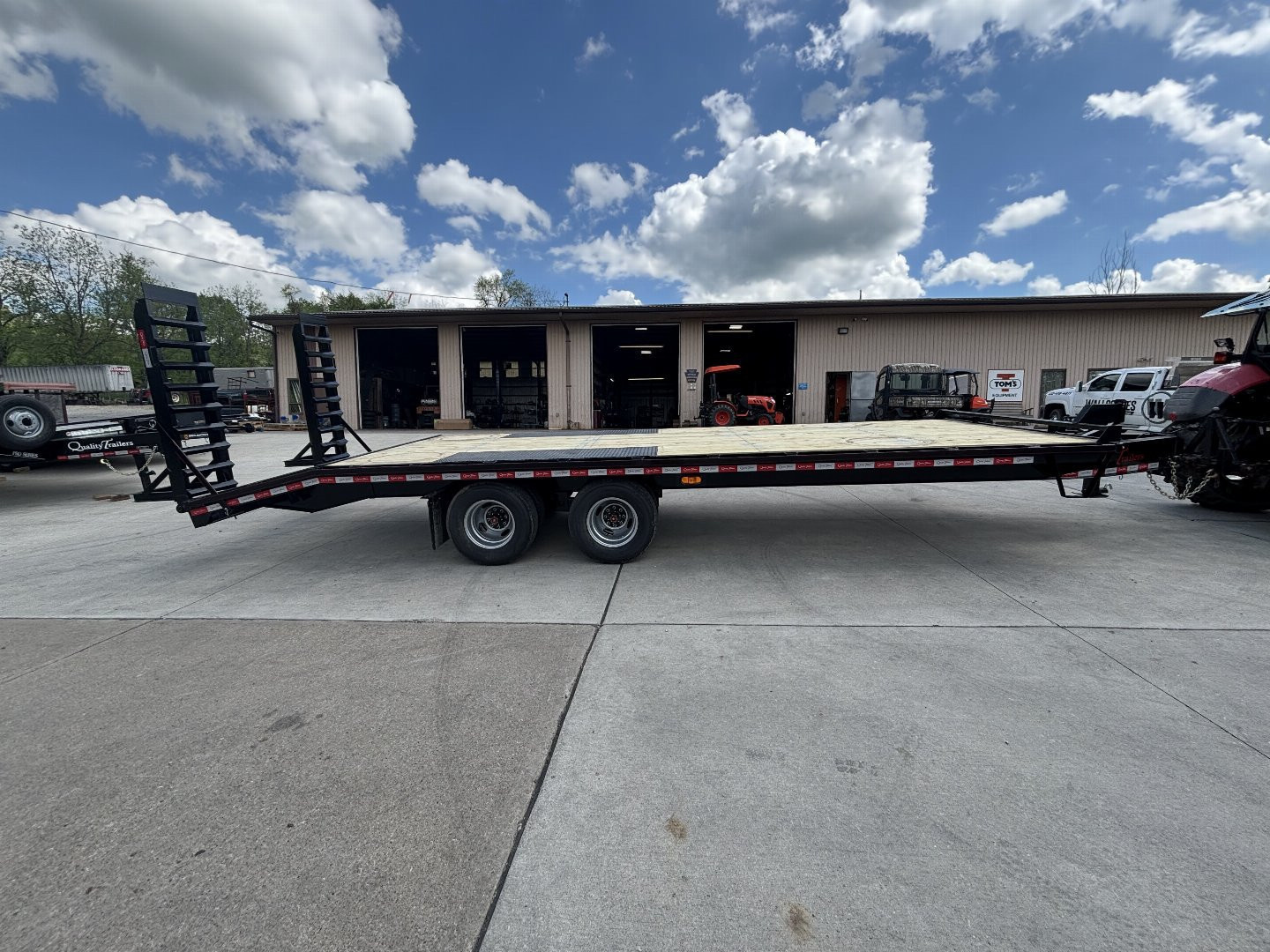New 2026 Quality Trailers 25' Deckover (20'+5' Pop Up Dovetail) - Pro Series - Pintle - Tandem Dual - 25,000# GVWR