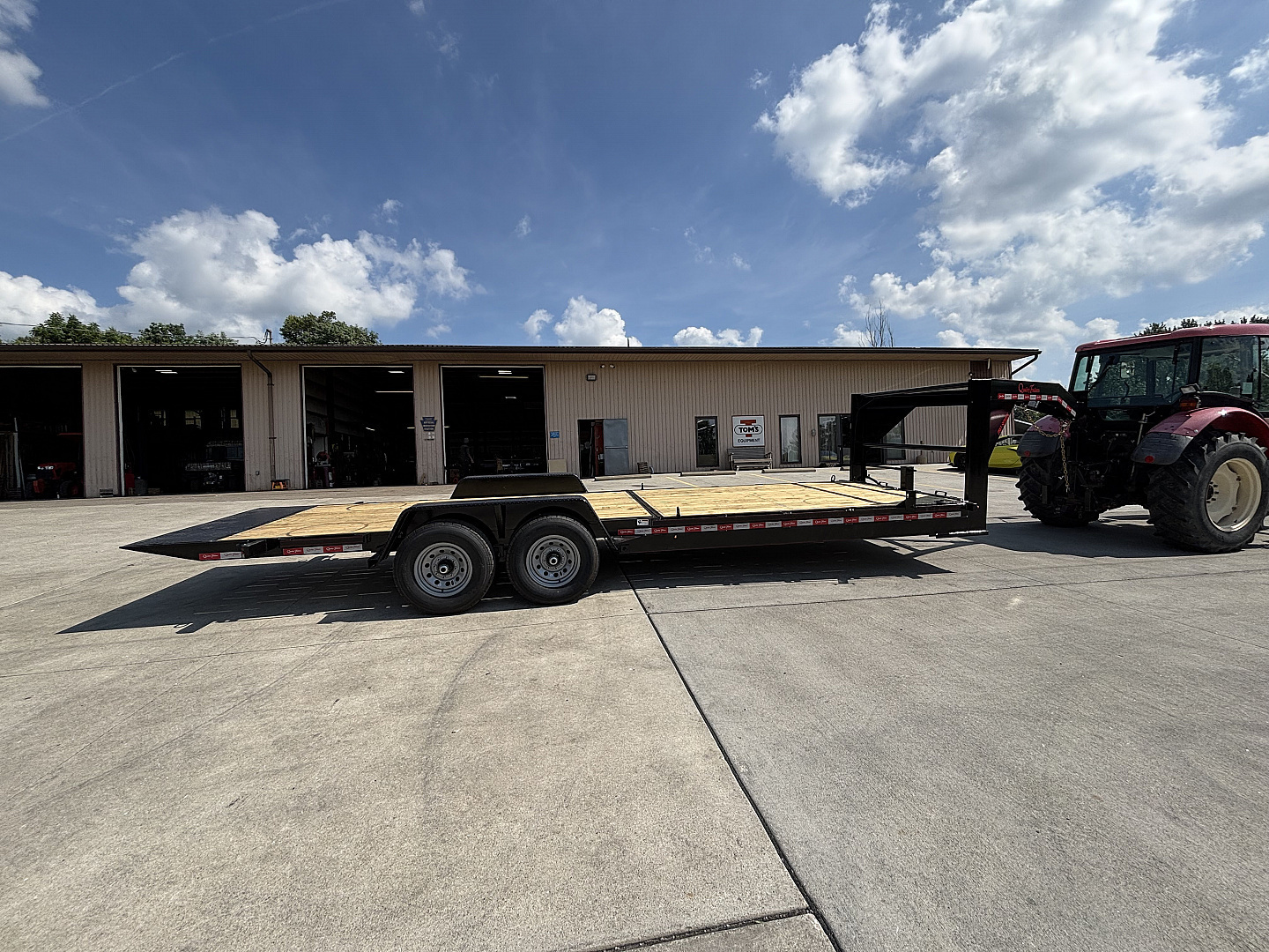 New 2026 Quality Trailers 24' Pro Series Gooseneck Tilt Equipment Hauler Trailer - 15000# GVWR