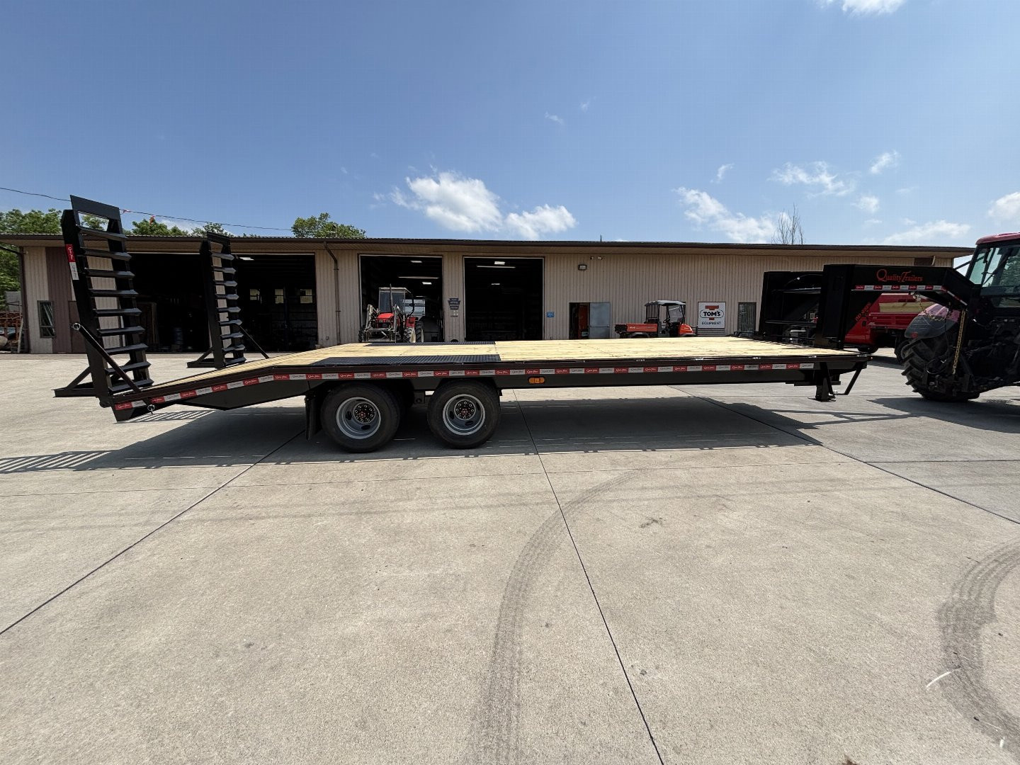New 2026 Quality Trailers 25' Gooseneck (20' + 5' Dovetail) Pro Series Deckover Trailer - Tandem Dually - 25000# GVWR