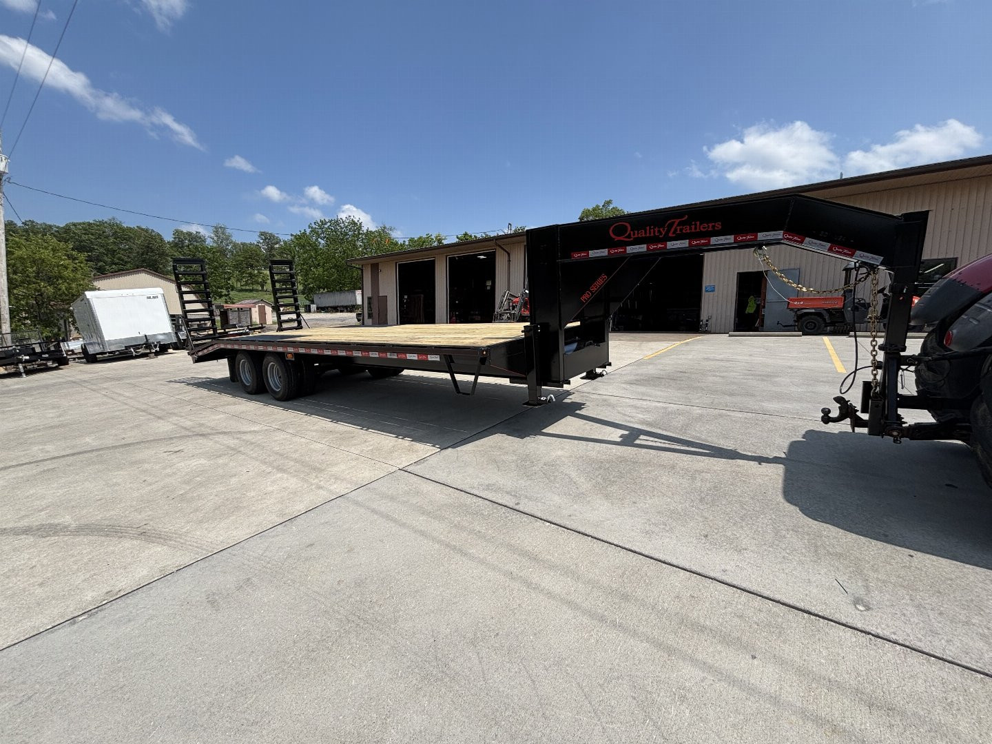 New 2026 Quality Trailers 25' Gooseneck (20' + 5' Dovetail) Pro Series Deckover Trailer - Tandem Dually - 25000# GVWR