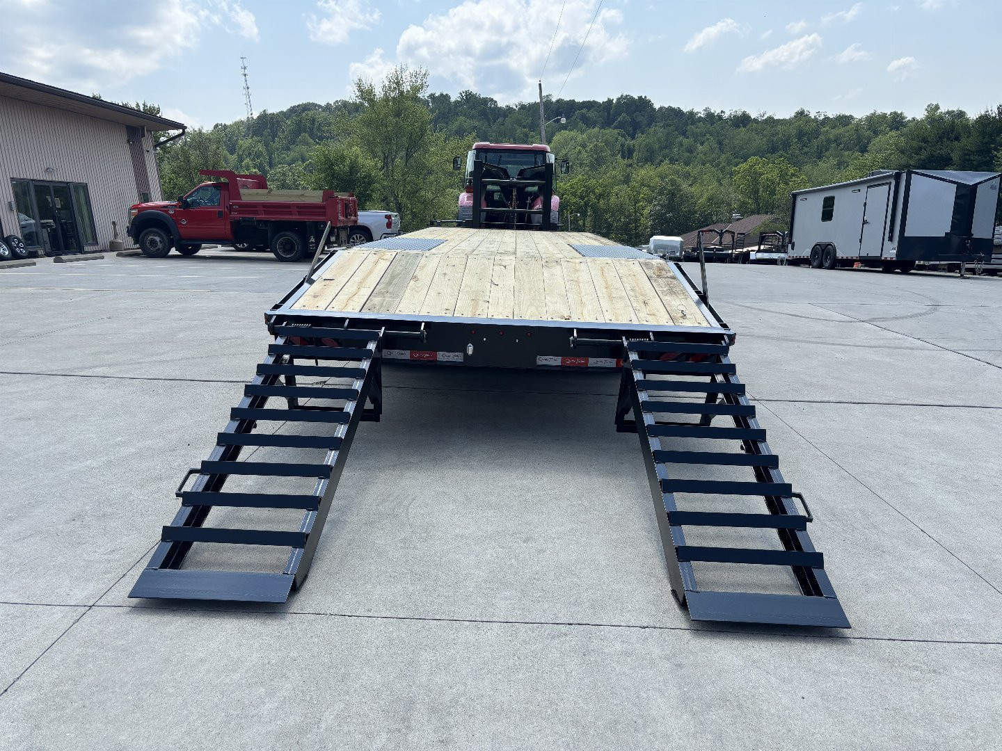 New 2026 Quality Trailers 25' Gooseneck (20' + 5' Dovetail) Pro Series Deckover Trailer - Tandem Dually - 25000# GVWR