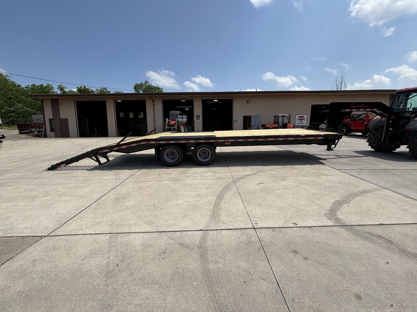 New 2026 Quality Trailers 25' Gooseneck (20' + 5' Dovetail) Pro Series Deckover Trailer - Tandem Dually - 25000# GVWR