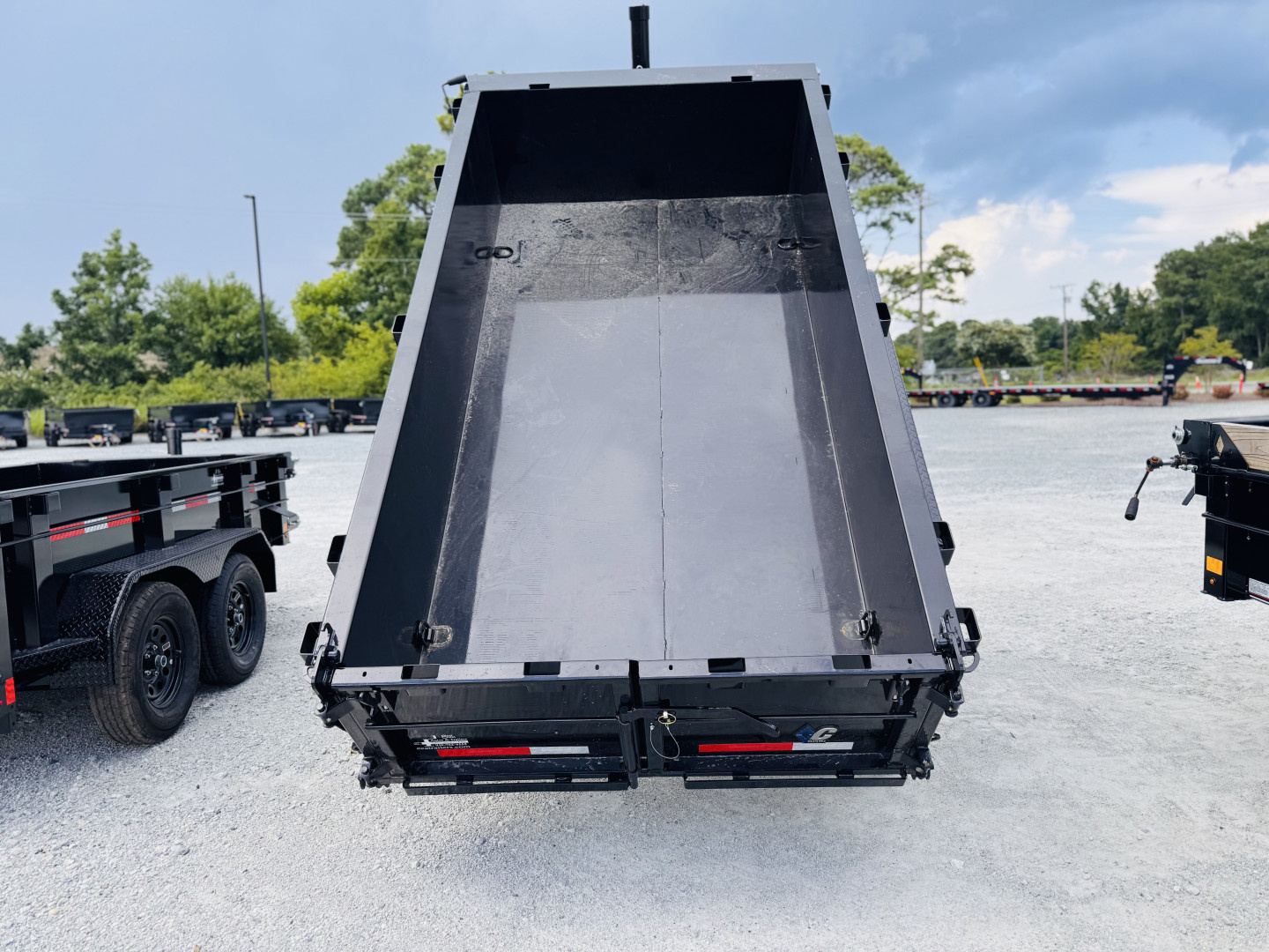 New 2026 Diamond C GDT235 5x10 Trunnion Hoist Dump Trailer