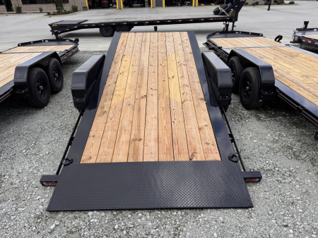 New 2025 Diamond C Trailers