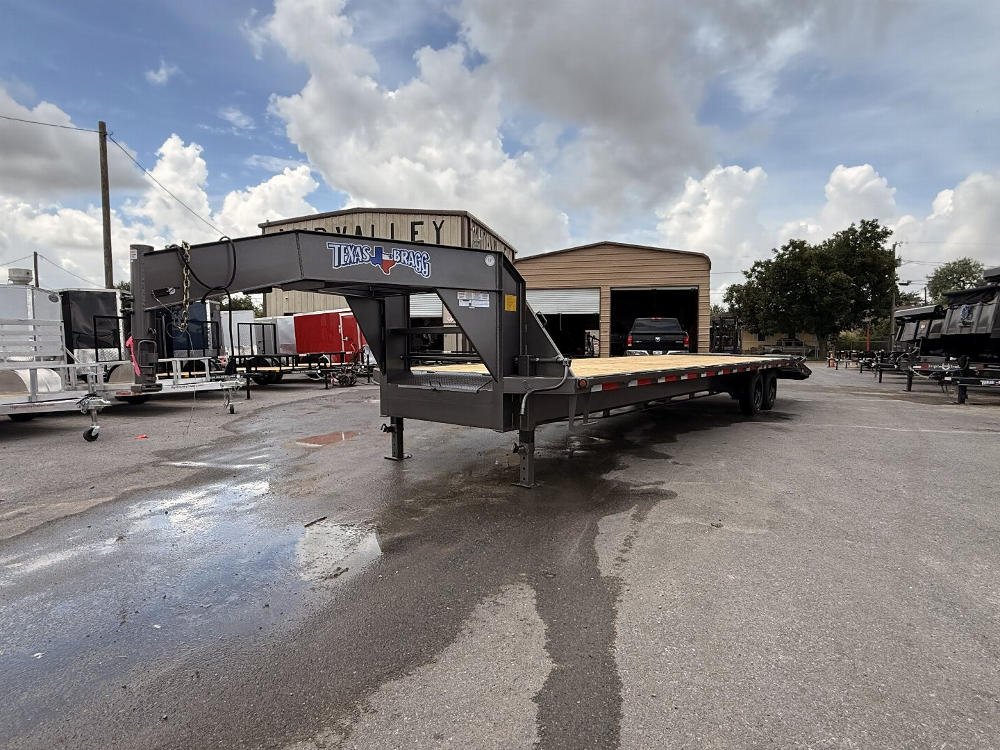New 2025 Texas Bragg Trailers Gooseneck 25+5 with Mega Ramps