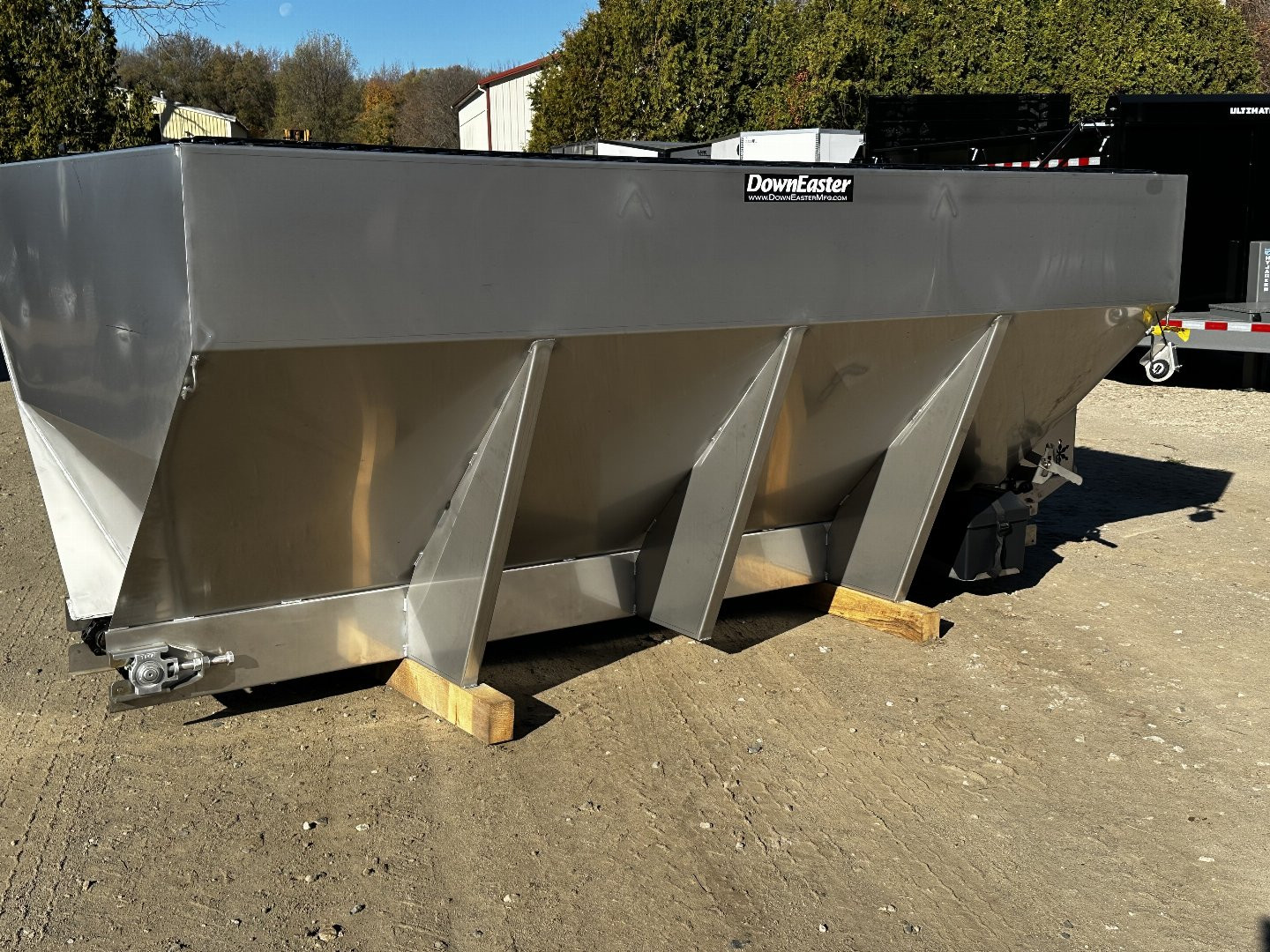 New 2025 DownEaster 10' 6 yrd Self contained Hydraulic