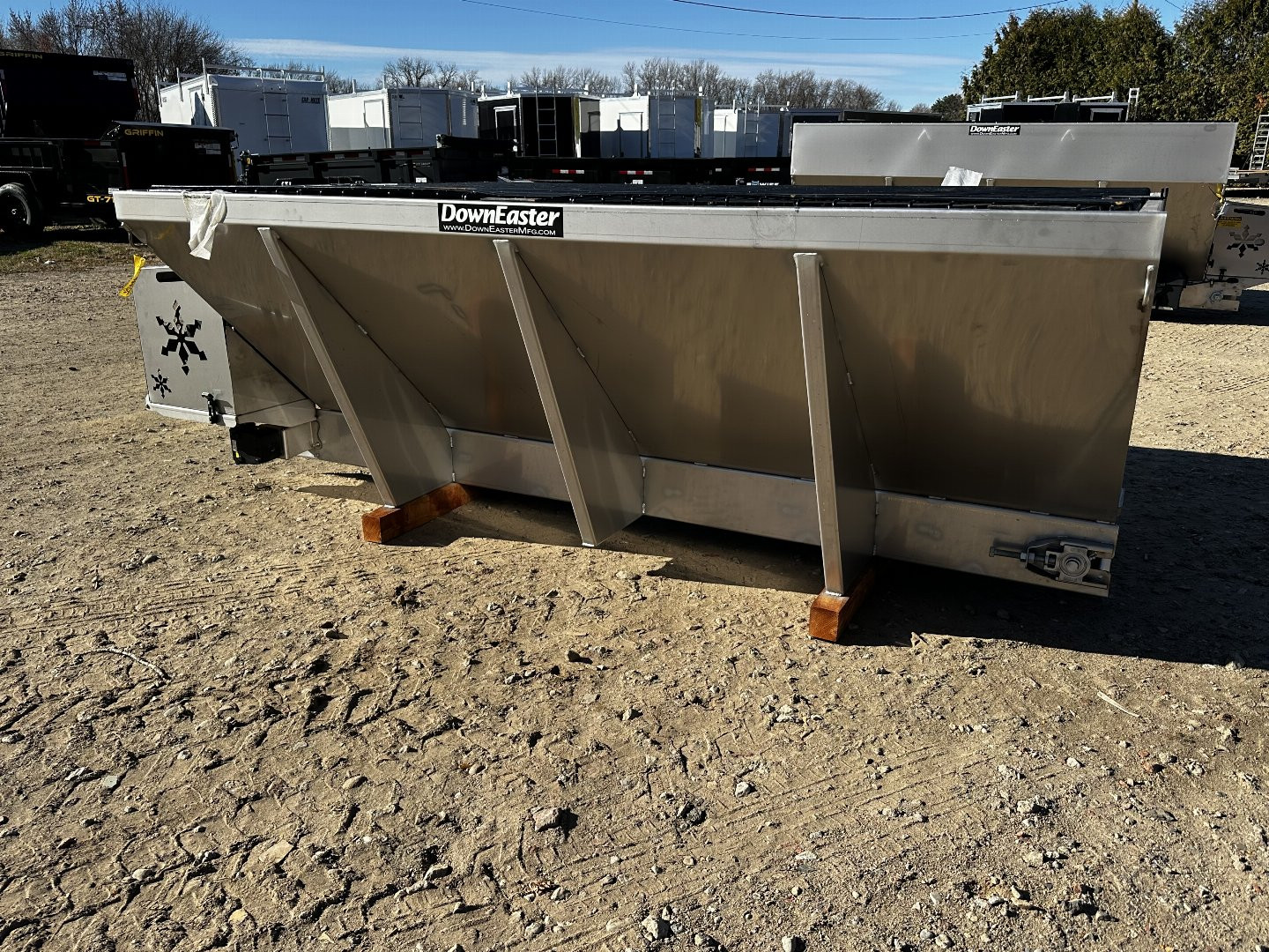 New 2025 DownEaster 9' 3.5 yrd Briggs Wirless control