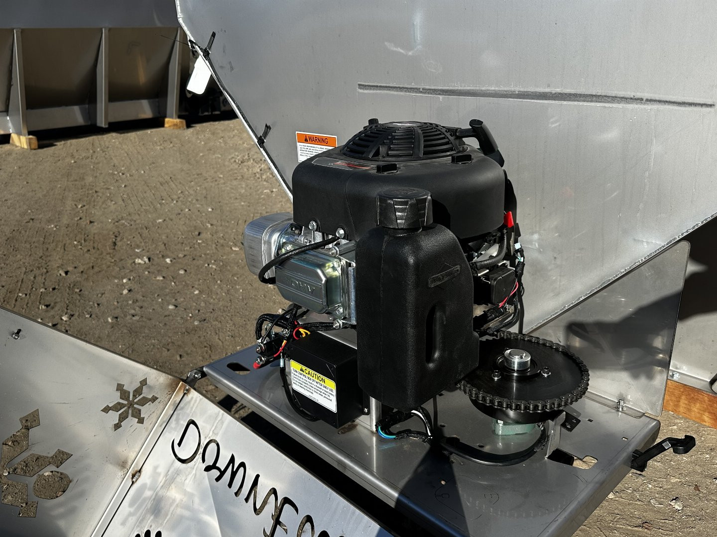 New 2025 DownEaster 9' 3.5 yrd Briggs Wirless control