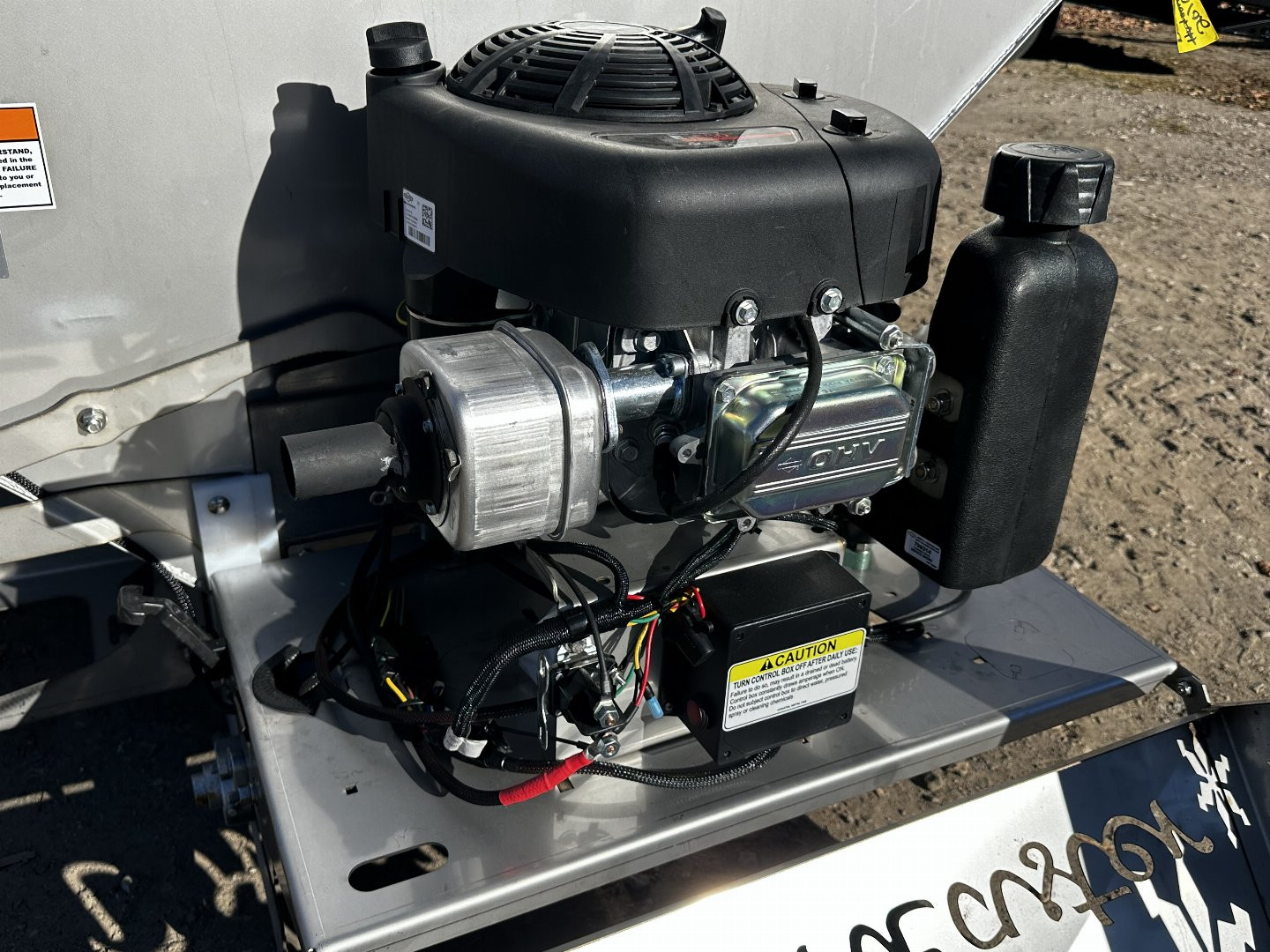 New 2025 DownEaster 9' 3.5 yrd Briggs Wirless control