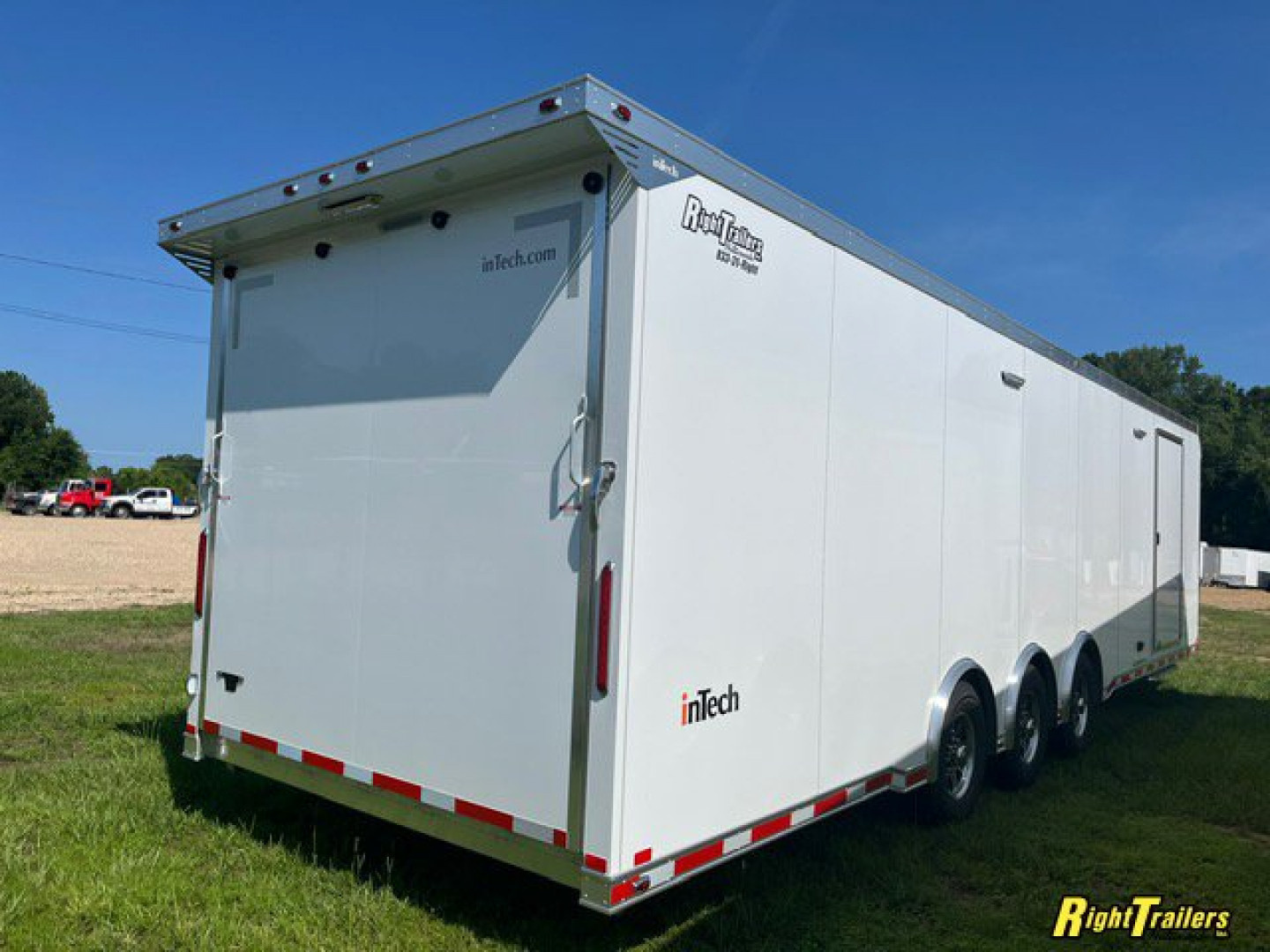 New 8.5x32 intech Race Trailer