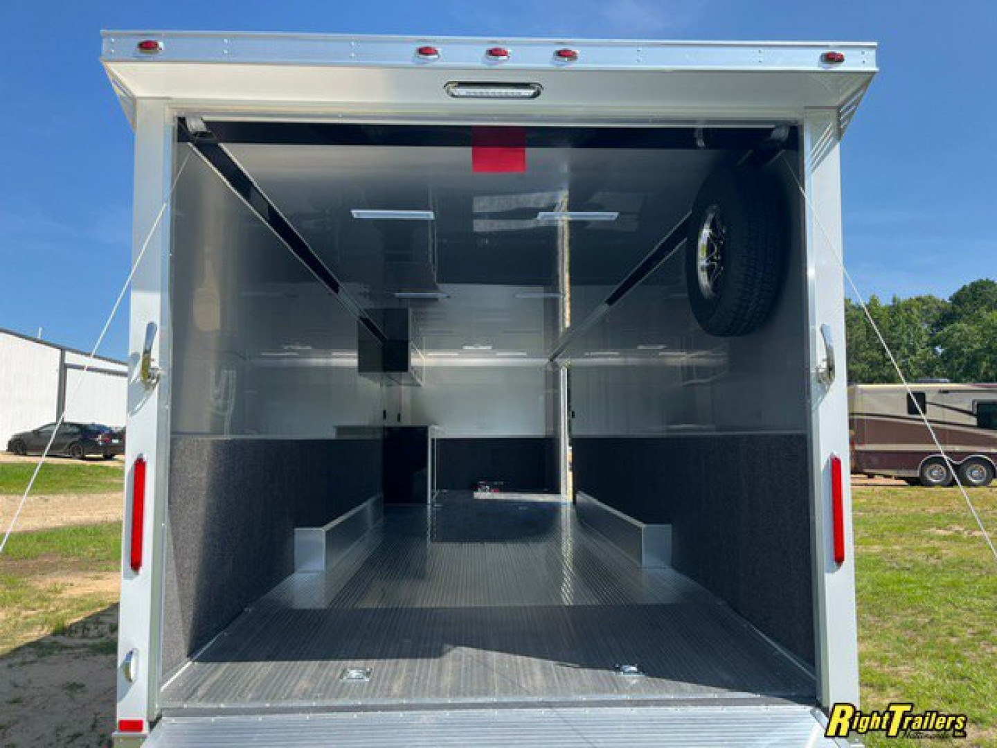 New 8.5x32 intech Race Trailer