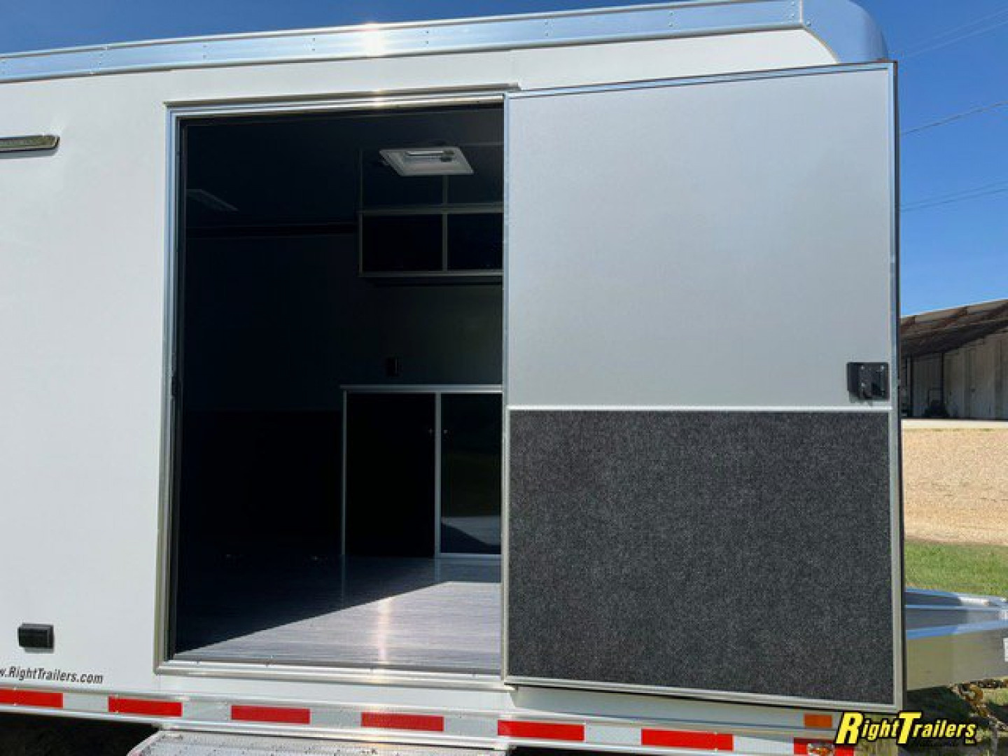 New 8.5x32 intech Race Trailer