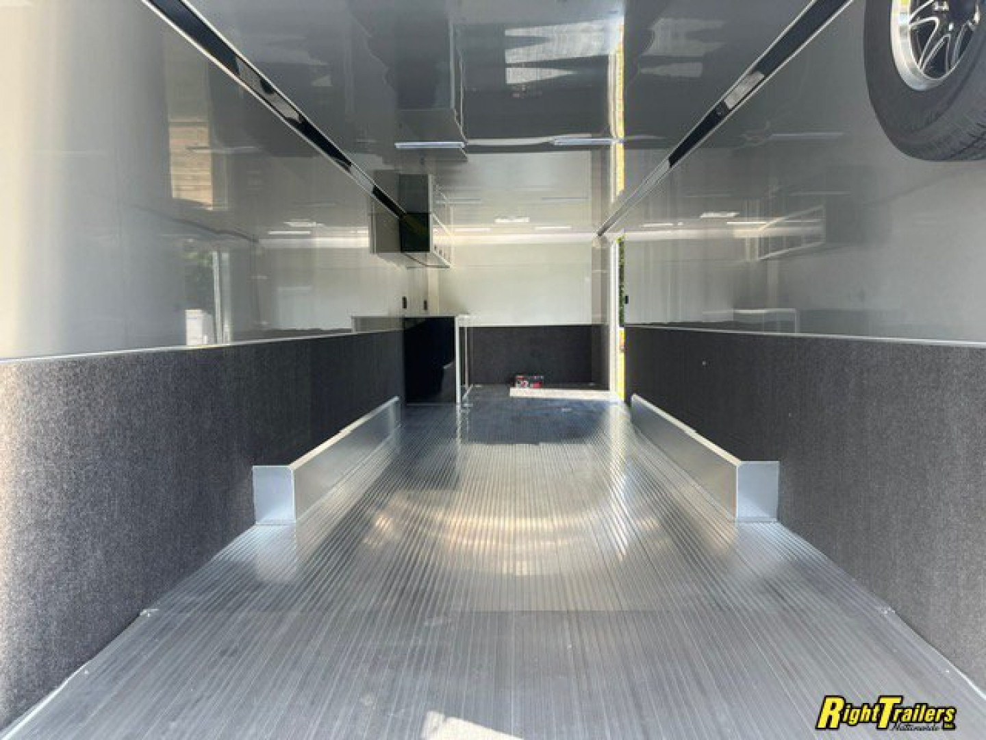 New 8.5x32 intech Race Trailer