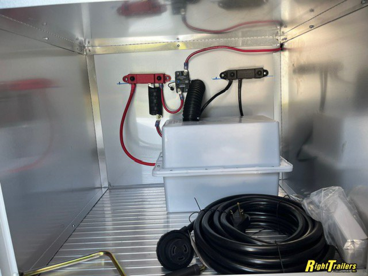 New 8.5x32 intech Race Trailer