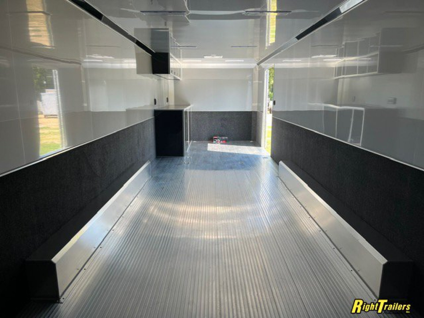 New 8.5x32 intech Race Trailer