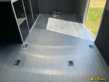 New 8.5x32 intech Race Trailer