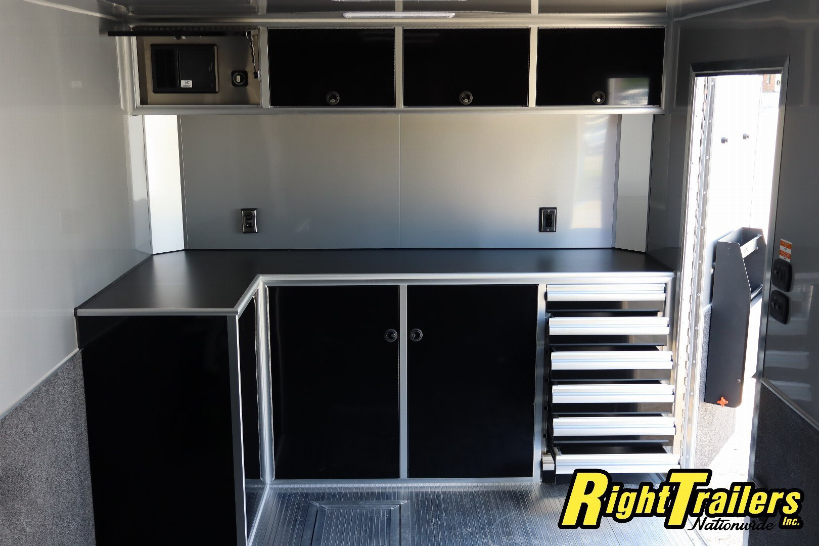 New 8.5x32 inTech Trailers Stacker