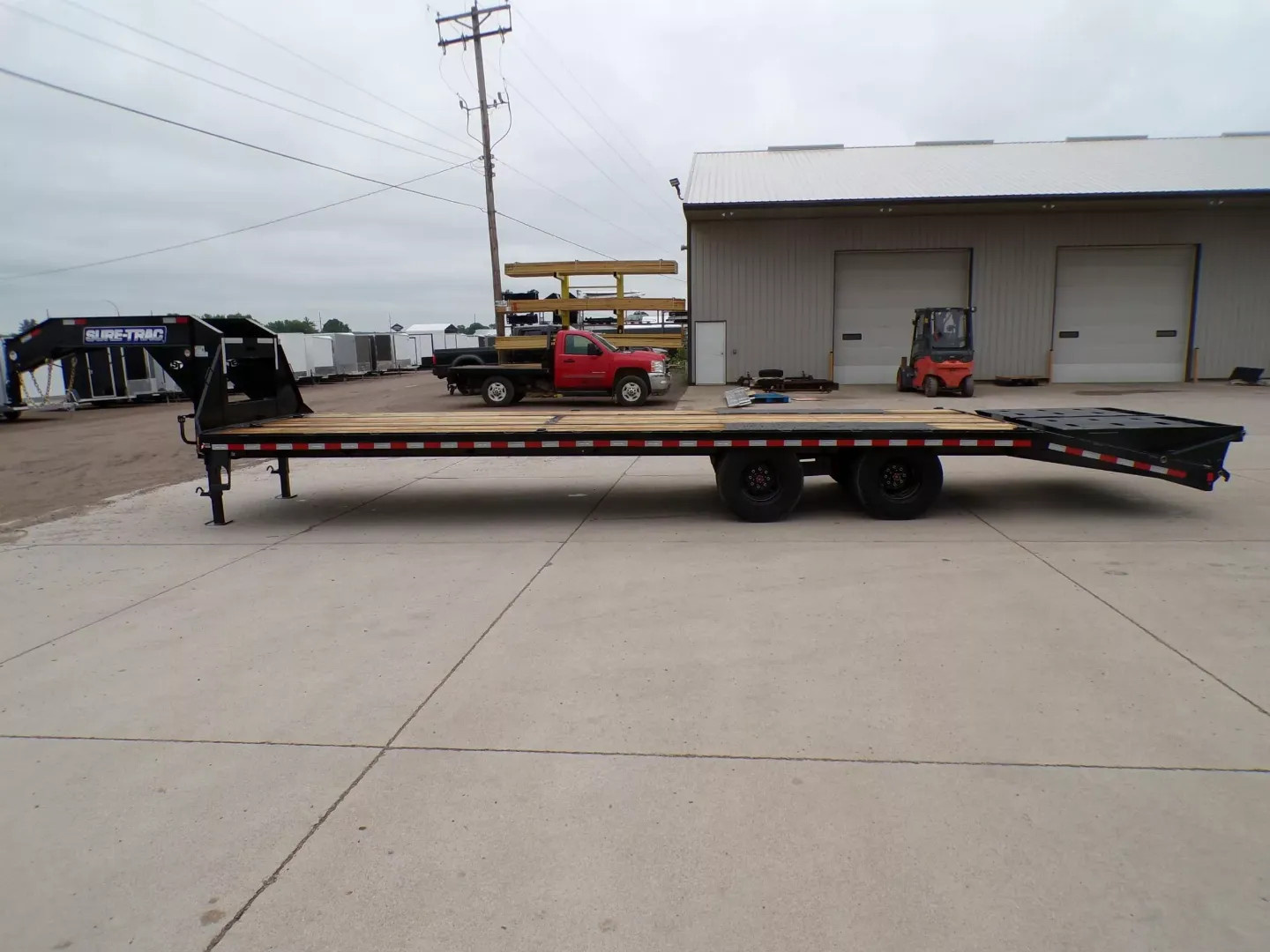 New 2025 SURE-TRAC 8.5X25+5 HD LP Beavertail Deckover Flatbed Trailer - 846