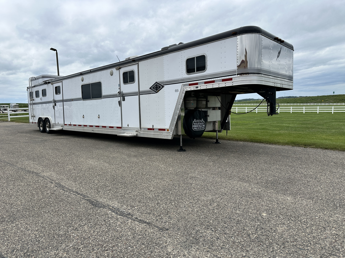 Used 1998 Featherlite Trailers 3H 23' LQ w/ Midtack Horse Trailer