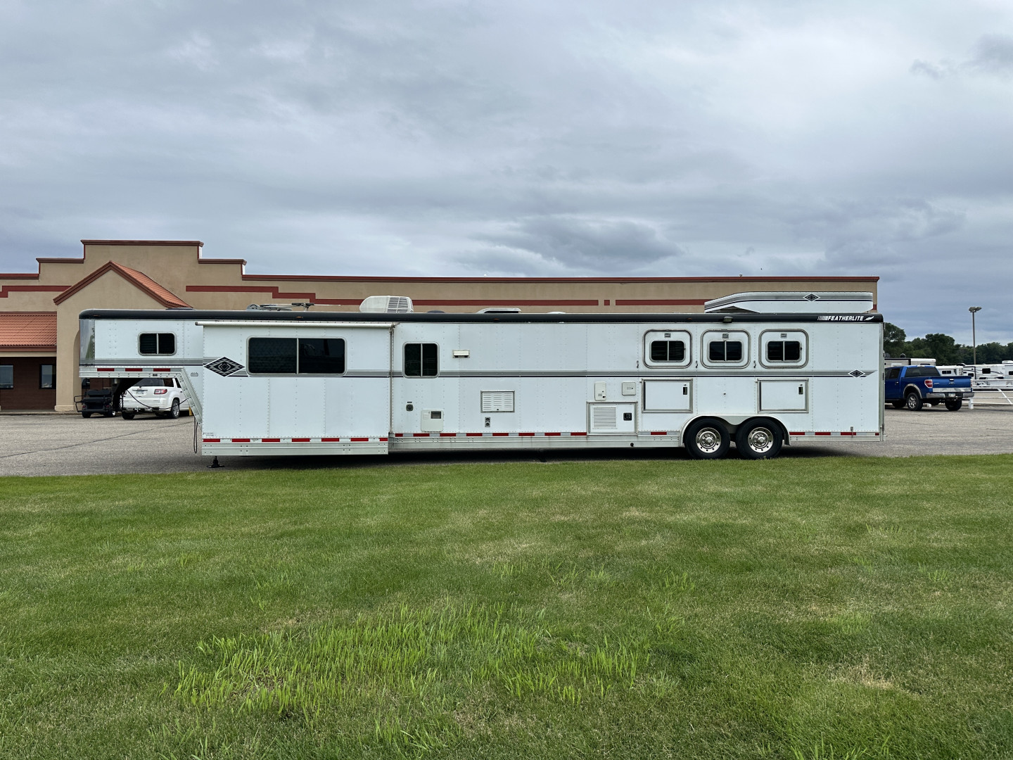 Used 1998 Featherlite Trailers 3H 23' LQ w/ Midtack Horse Trailer