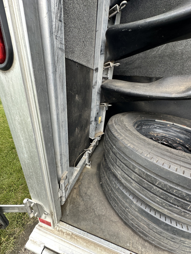 Used 1998 Featherlite Trailers 3H 23' LQ w/ Midtack Horse Trailer