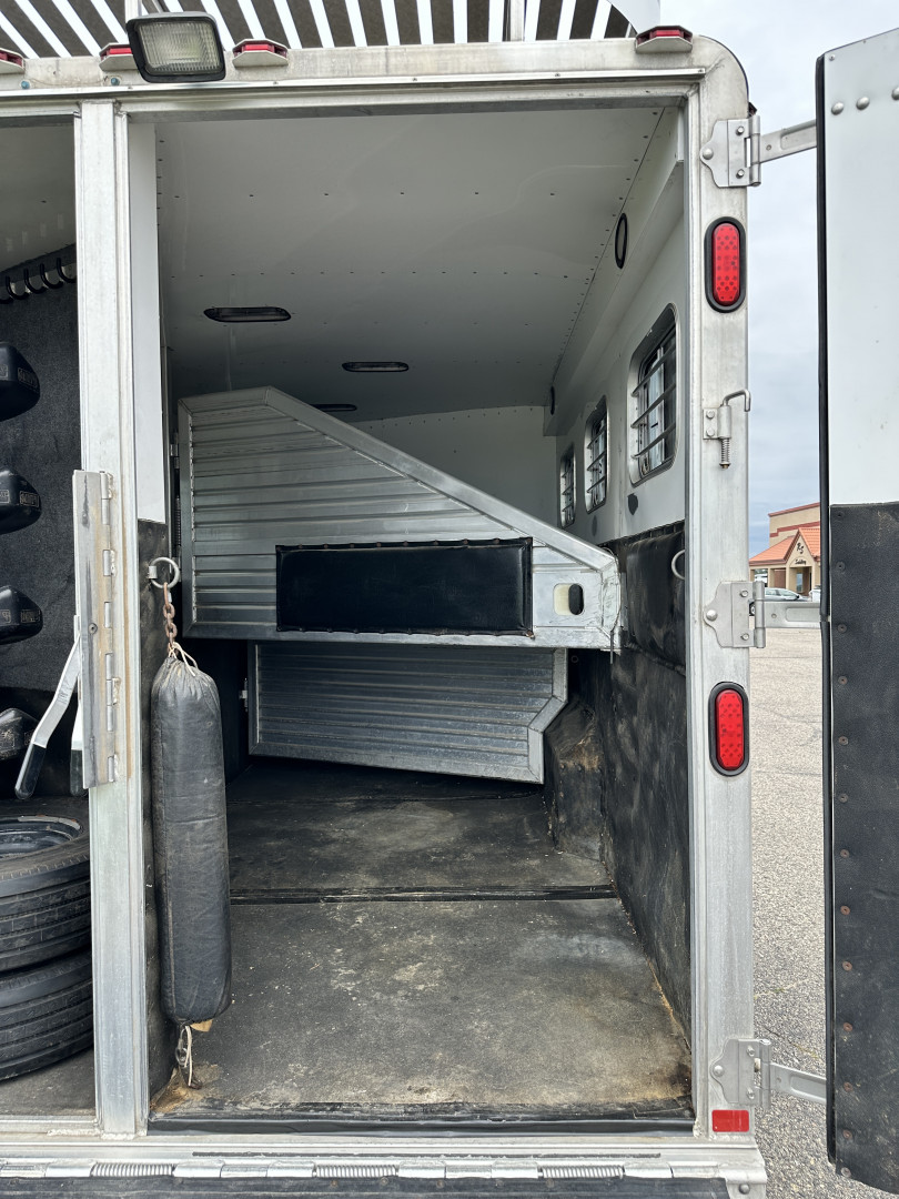 Used 1998 Featherlite Trailers 3H 23' LQ w/ Midtack Horse Trailer