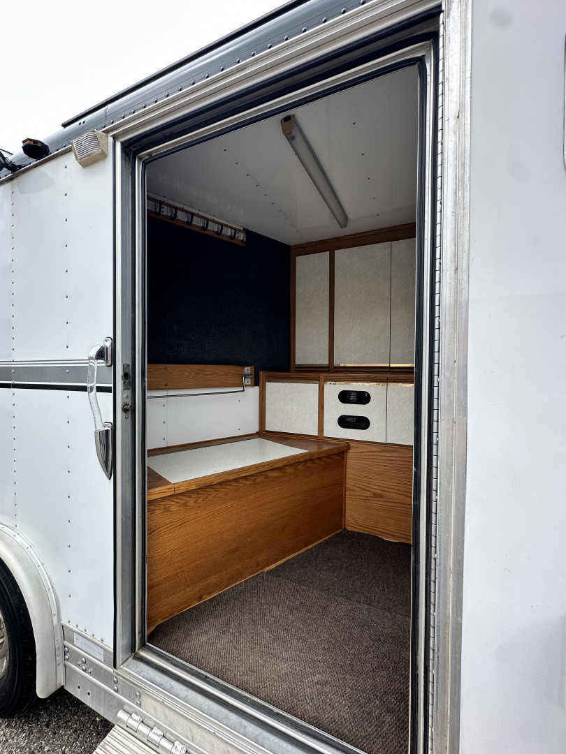 Used 1998 Featherlite Trailers 3H 23' LQ w/ Midtack Horse Trailer