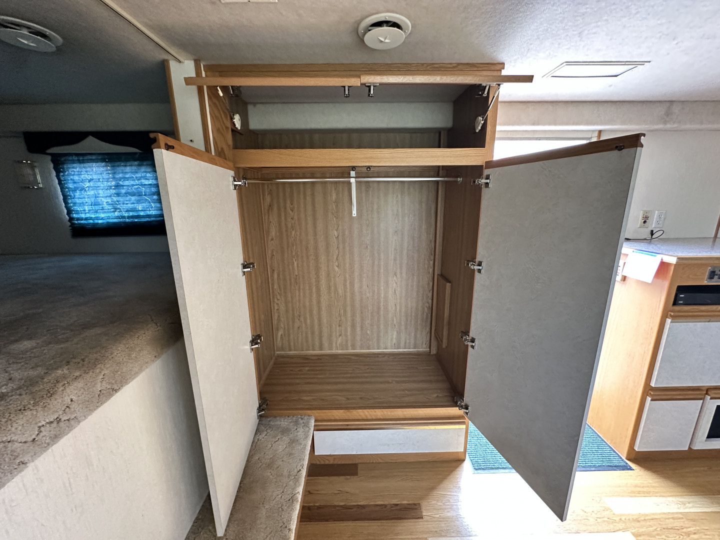 Used 1998 Featherlite Trailers 3H 23' LQ w/ Midtack Horse Trailer