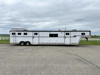 Used 1998 Featherlite Trailers 3H 23' LQ w/ Midtack Horse Trailer