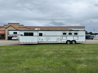 Used 1998 Featherlite Trailers 3H 23' LQ w/ Midtack Horse Trailer