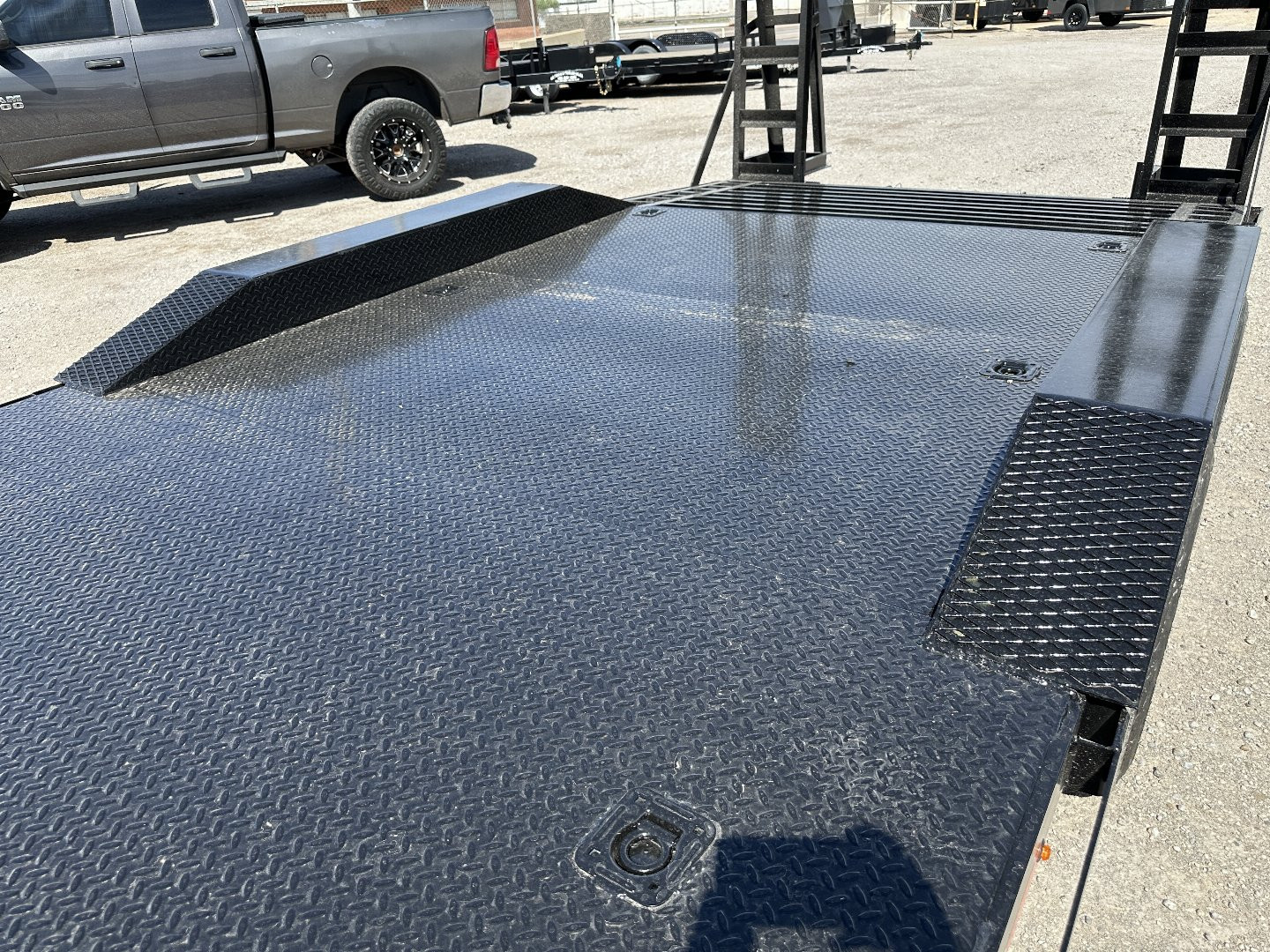 New 2025 Road Boss 102x24 Gooseneck Lowstyle Drive Over Fenders 8ks Equipment Trailer