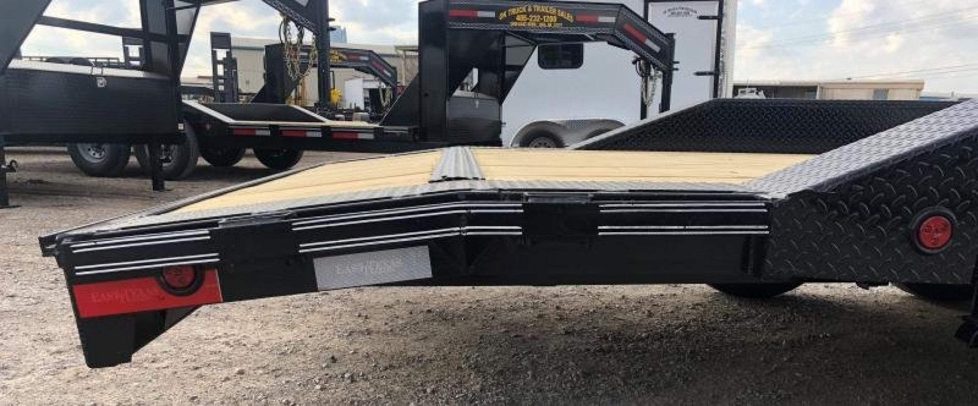 New 2022 East Texas Trailers 20' Tandem Axle Gooseneck Lowstyle Car Hauler / Equipment Trailer