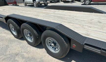 New 2025 East Texas Trailers 102x32' Triple Axle Lowstyle Gooseneck Car Hauler Car Hauler
