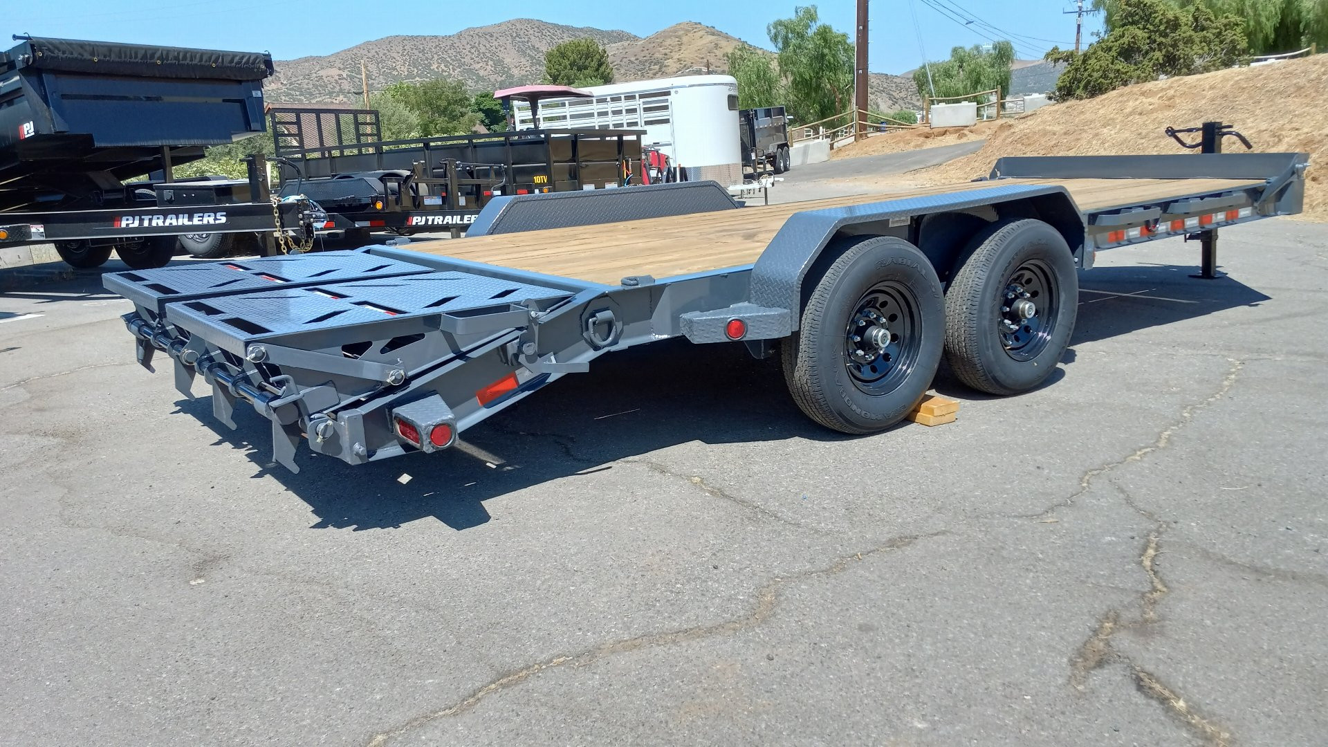 New 2025 IRON BULL EWB8320-MR Equipment Trailer