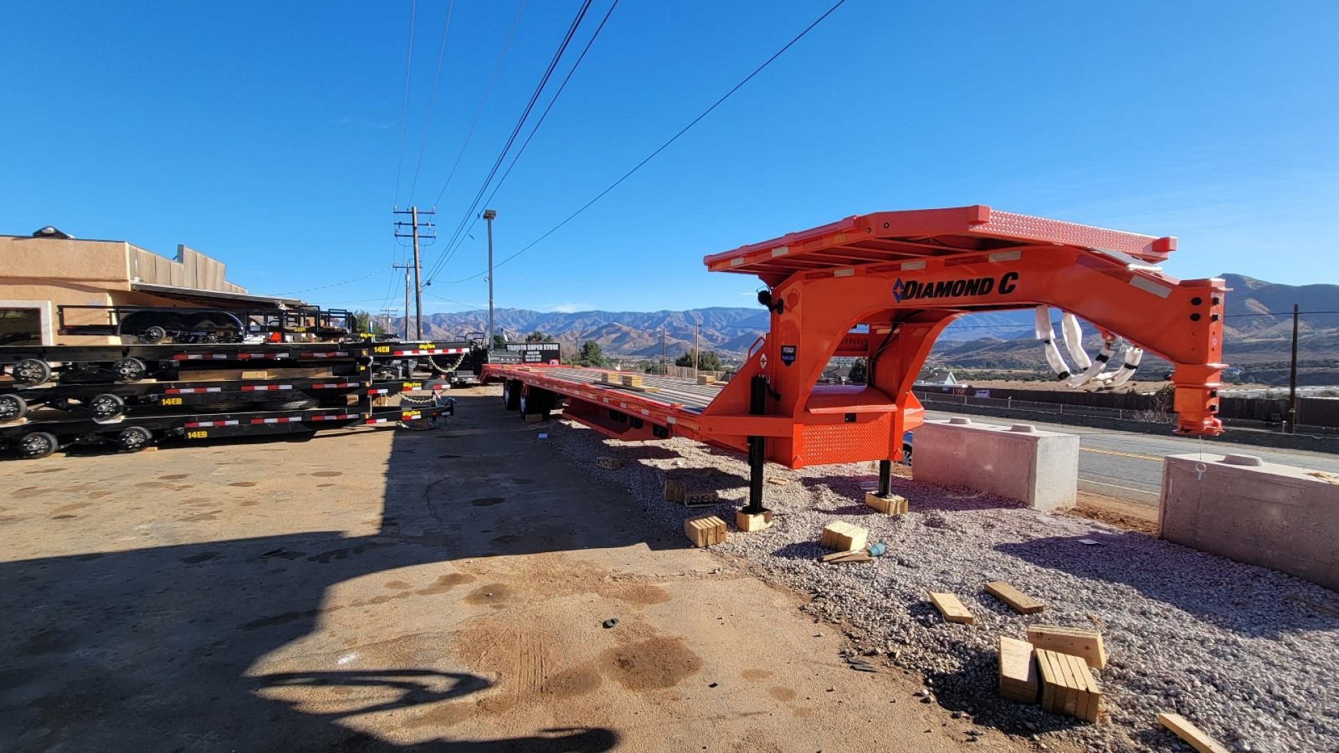 New 2025 Diamond C Trailers FMAX216 40X102
