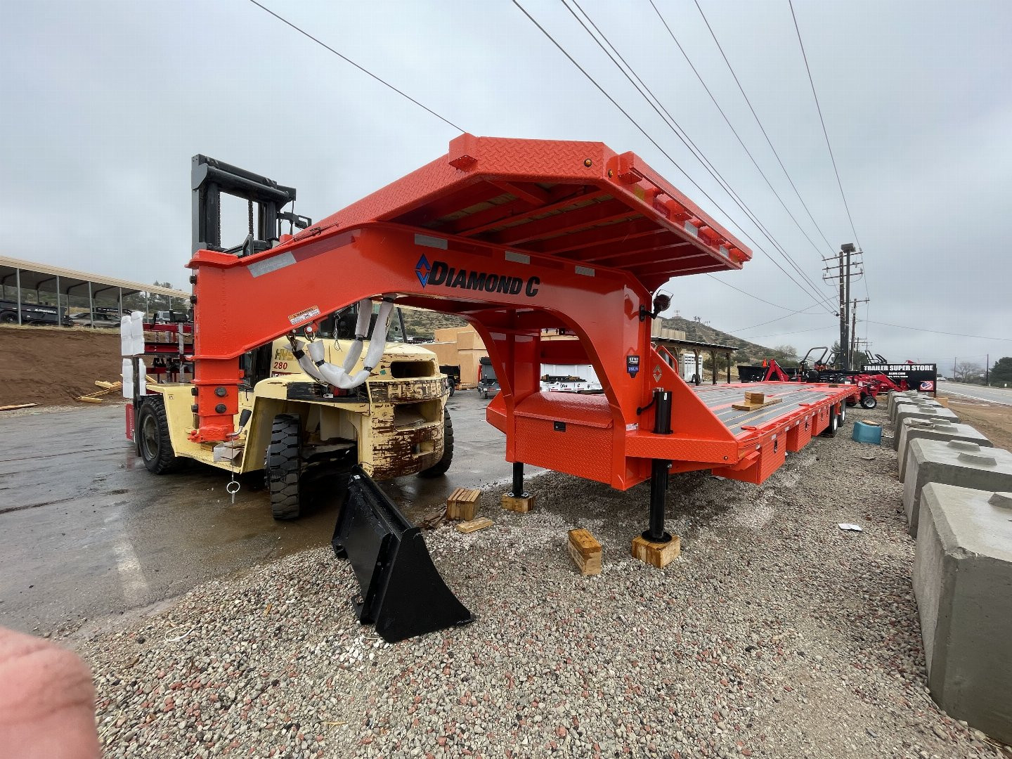 New 2025 Diamond C Trailers FMAX216 40X102
