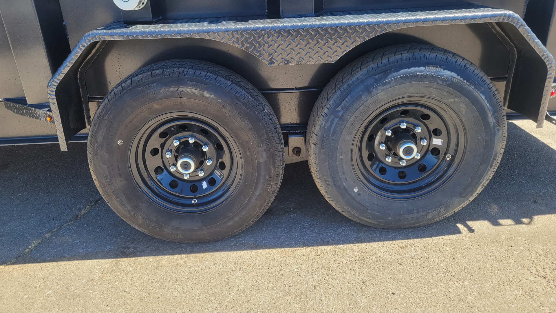 New 2025 Diamond C Trailers LPT 12X82-32
