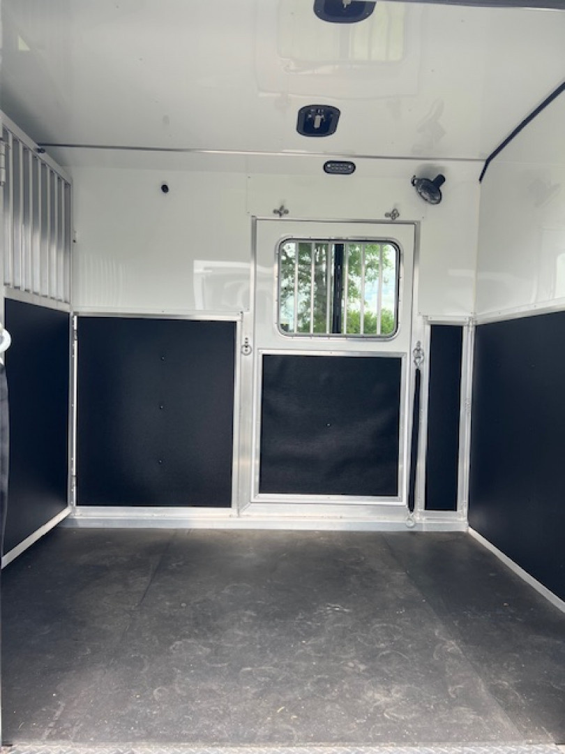 Used 2024 Shadow 2+1 with dressing room Horse Trailer