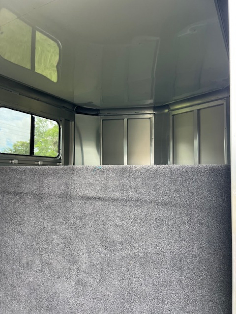 Used 2024 Shadow 2+1 with dressing room Horse Trailer