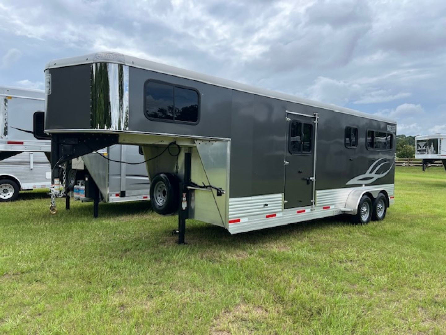 Used 2024 Shadow 2+1 with dressing room Horse Trailer