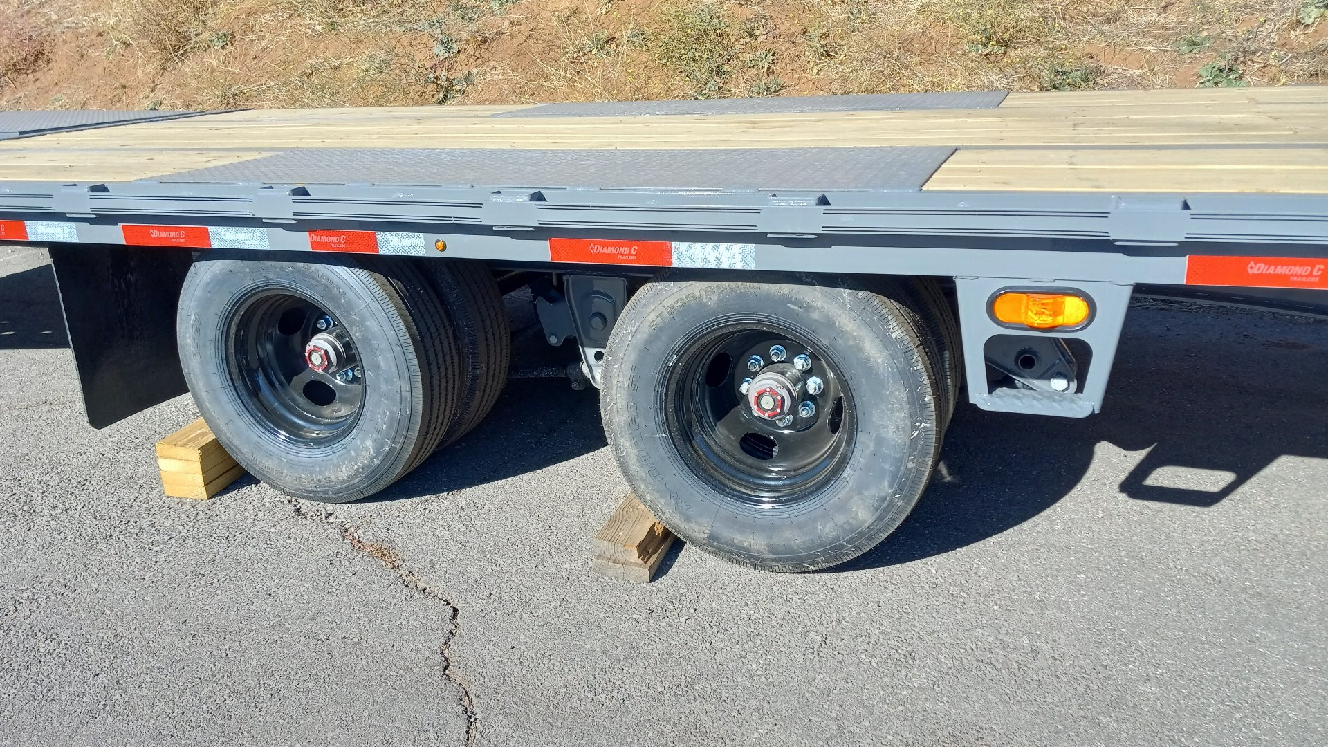 New 2024 Diamond C Trailers FMAX 212 40X102